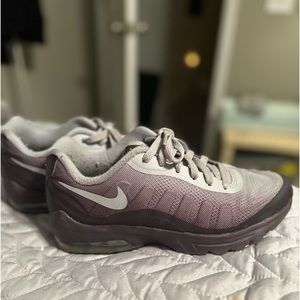 NIKE 2017 Air Max Invigor Port Wine/Wolf Gray Women's Size 7.5